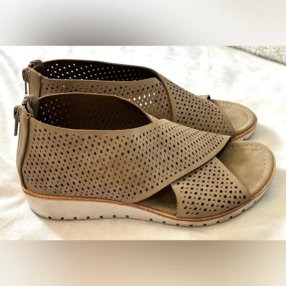 Eurosoft by Sofft Women's Tan Perforated Sandals Slip-On Flats w/ Zipper Sz 6.5